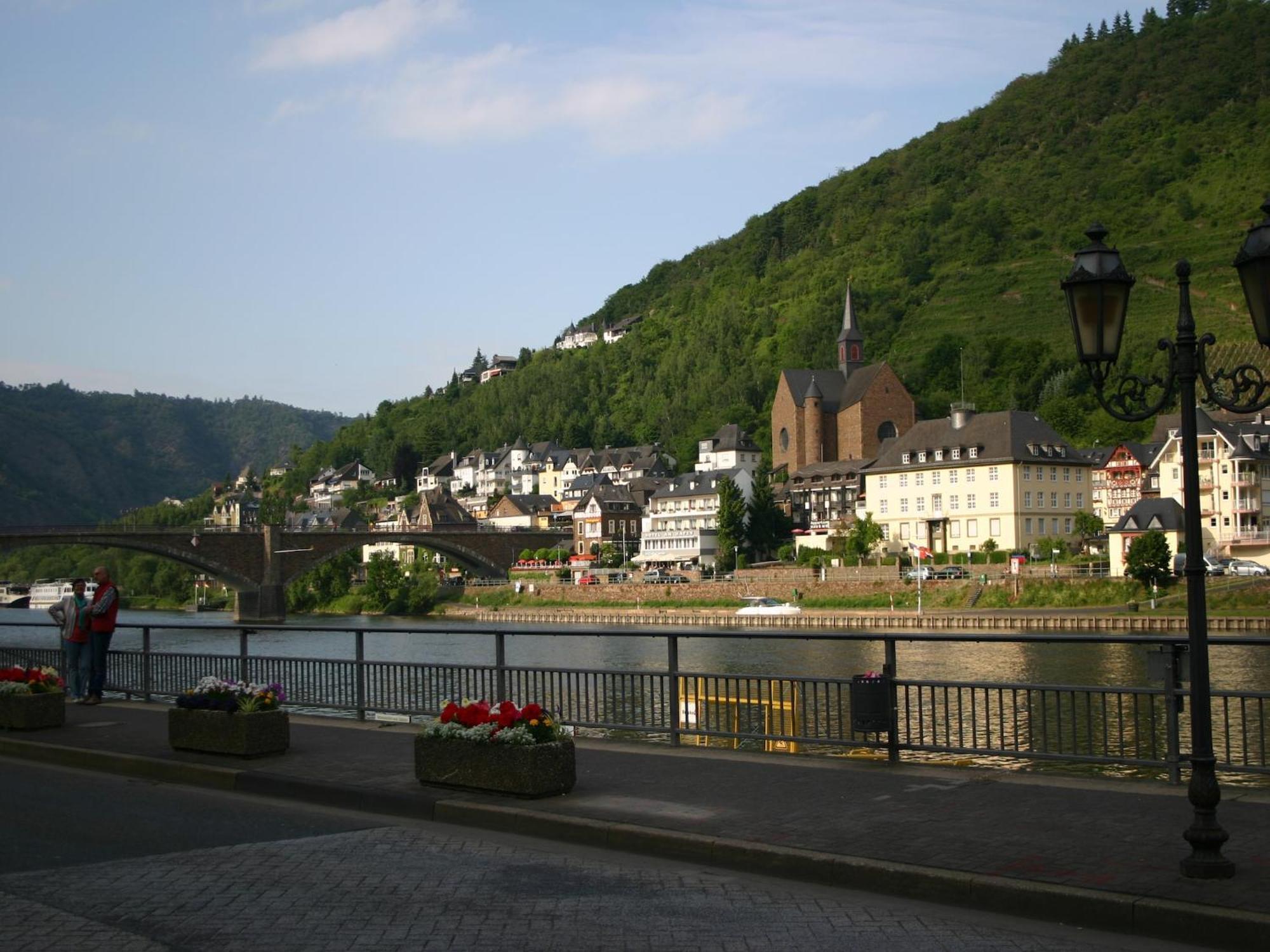 A Modern Holiday Home By The River Mosel Moselkern Exterior photo